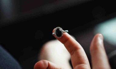Quel doigt se porte la bague de fiançailles ?