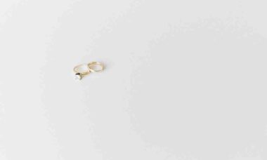 Quel main se met la bague de fiancaille ?